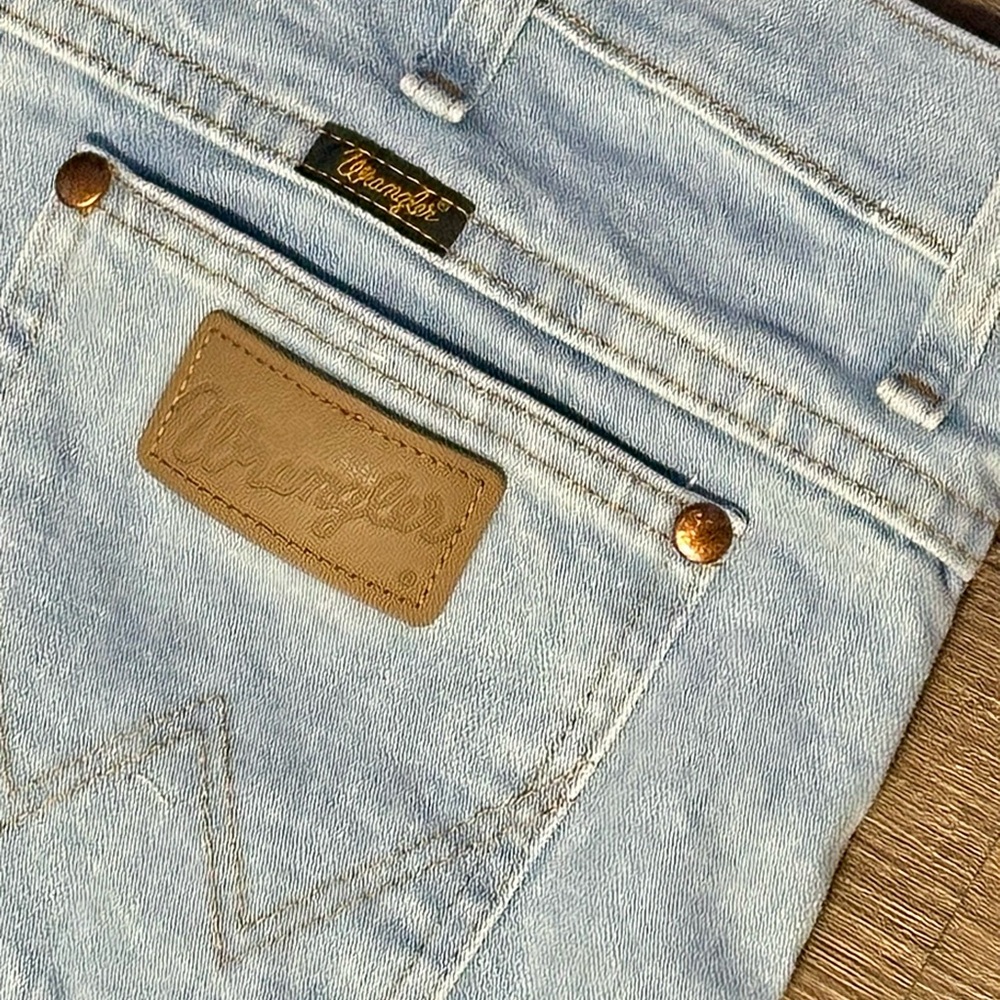 Vintage Wrangler Light Wash Straight Leg Jeans w/ leather back patch - USA 35/34
